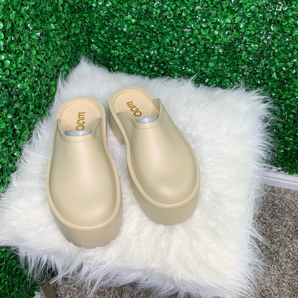 CASTRO CLEATED SOLE CLOSED TOE PLATFORM FLAT MULE IN NUDE RUBBER